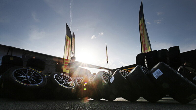 More than 13.000 tyres, 112 people and 64 competing cars 01