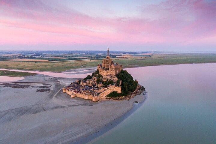 Normandy on the road: between curves and the ocean