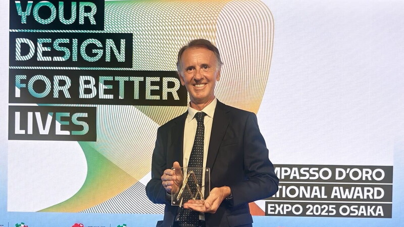 Piero Misani ritira il premio Compasso D'oro