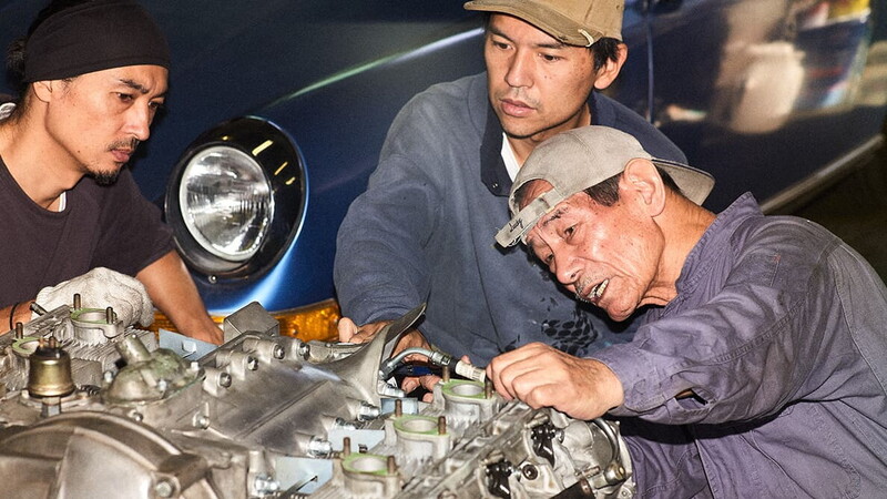 So Naito and his family fixing an engine