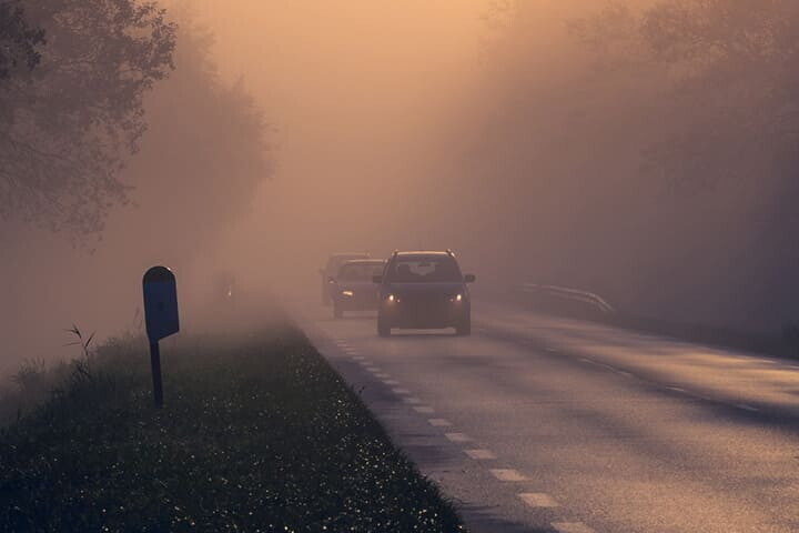 La sécurité avant tout, comment conduire dans le brouillard