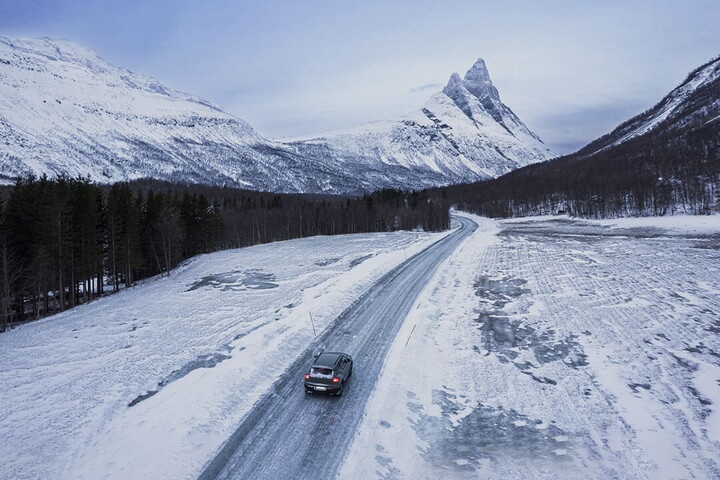 Guida sulla neve: catene o pneumatici invernali?