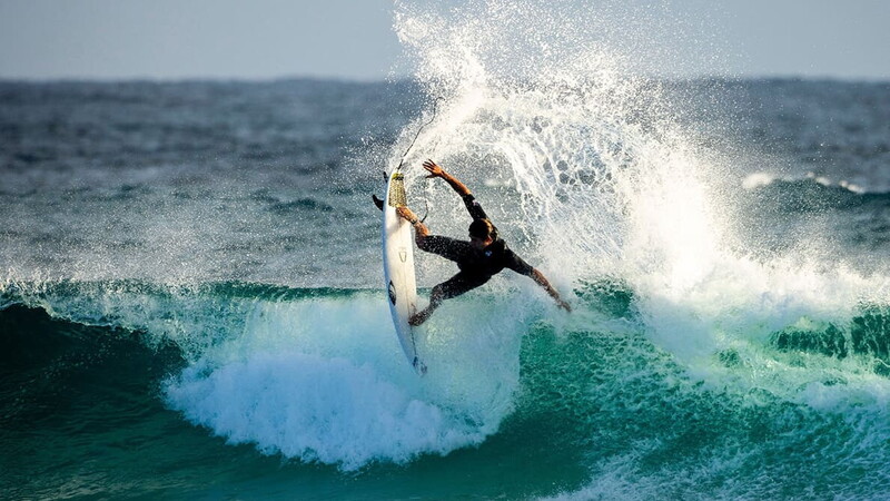 Fioravanti tackling a wave