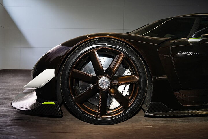 Goodwood 2026, il mondo dell'auto corre su P Zero
