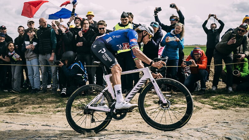 Side photo of MVDP during a race
